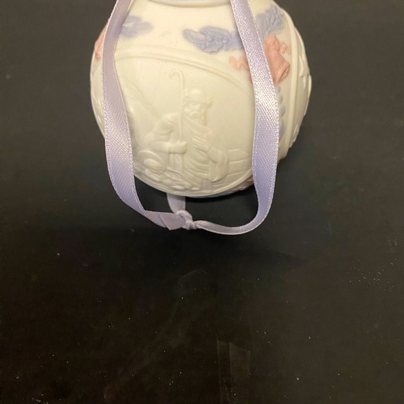 LLADRO 1991 Porcelain Christmas Ball. Retired - Picture 4 of 9